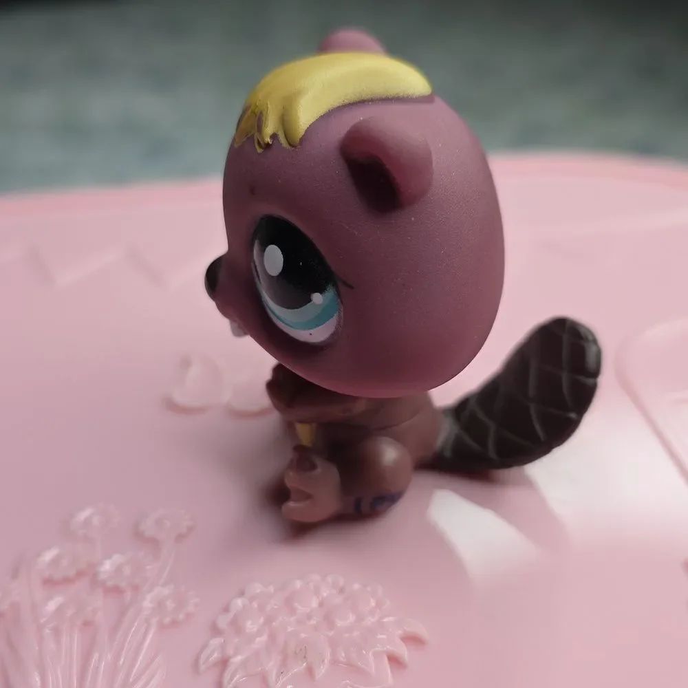 Hasbro Littlest Pet Shop #810 Beaver Deep Purple Maroon Blue Dot Eyes Toothy LPS